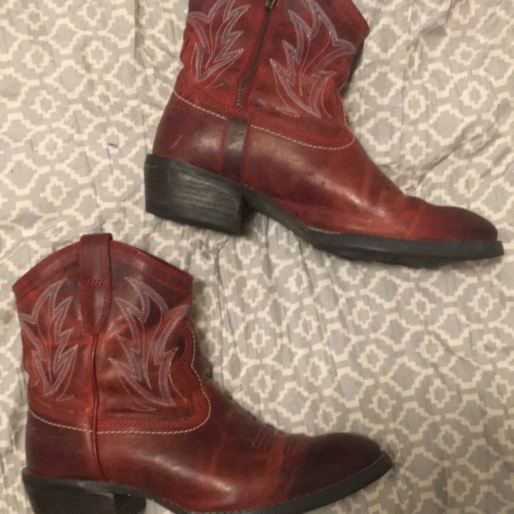 Ariat short cowboy boots! Great condition!
